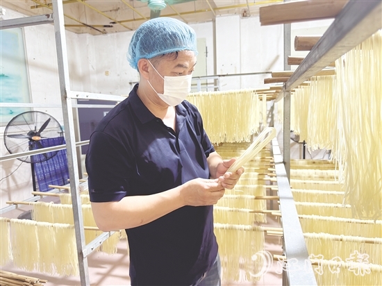 梁潤富在車間查看瀨粉晾曬狀態(tài)。