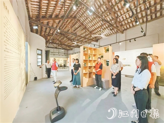 智能機(jī)器人為大家講解陳榮捷事跡。