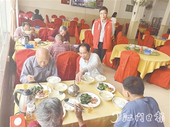 老人們一邊吃飯，一邊話家常。