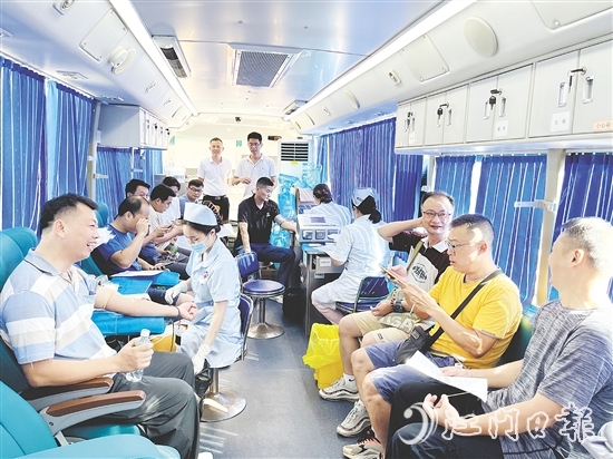 獻(xiàn)血車上，總有江門青年的身影。