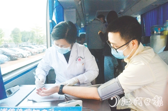 江門青年積極參與無(wú)償獻(xiàn)血。