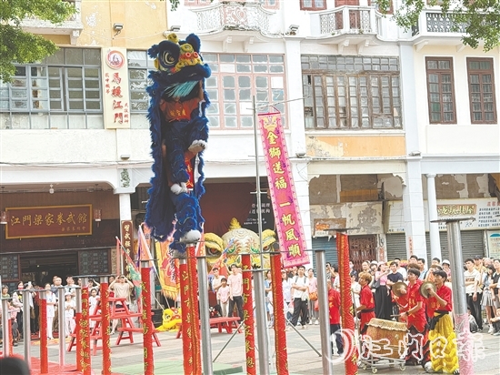 青年廣場(chǎng)上，15支精銳獅隊(duì)展開精彩比拼。