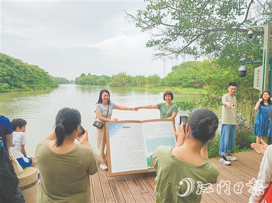 游客紛紛與“鳥的天堂”合影。