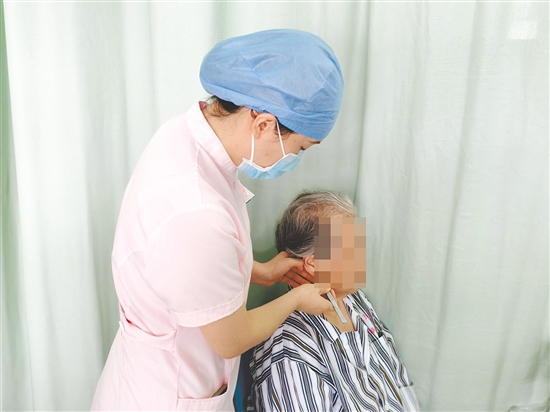 醫(yī)護(hù)人員為患者進(jìn)行中醫(yī)外治療法。