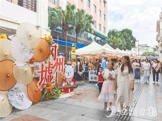 岡州墟非遺市集精彩不斷，現(xiàn)場(chǎng)人潮涌動(dòng)。