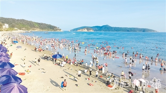 依托得天獨厚的自然稟賦與持續(xù)升級的文旅供給，今年“五一”假期，臺山濱海景區(qū)人氣爆棚。