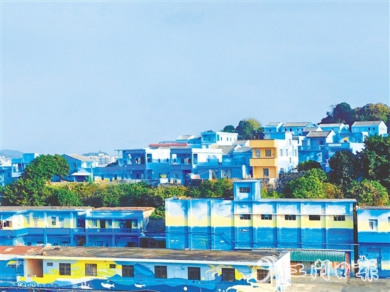 鯤鵬村海洋路沿線99間民房外立面披上“藍(lán)裝”，1.5萬平方米海洋主題墻繪讓漁村變身藝術(shù)長廊。