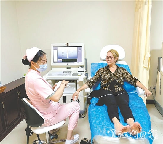 從未接觸傳統(tǒng)中醫(yī)的外國人在健康管理僑胞之家沉浸式體驗中醫(yī)“治未病”。