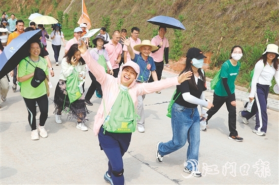徒步愛好者沿青年水庫步行，穿梭于花海與綠林間，感受“體育+生態(tài)”的魅力。