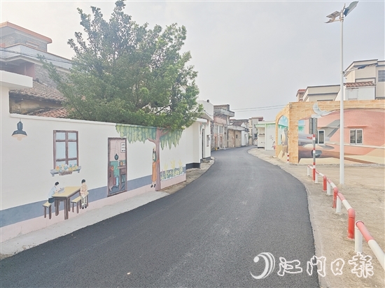 在蟠光村，新鋪設(shè)的瀝青村道平整寬闊，與特色墻繪及周邊綠化相映成趣。