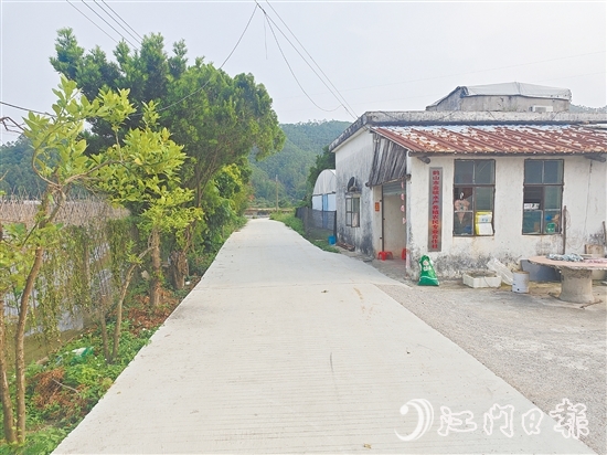 李偉業(yè)的養(yǎng)殖基地門前的村道得到升級(jí)改造，解決了困擾他許久的交通問題。