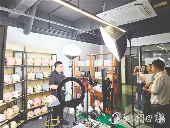 各鎮(zhèn)(街）選派業(yè)務(wù)骨干參加首期土特產(chǎn)直播帶貨培訓(xùn)班。