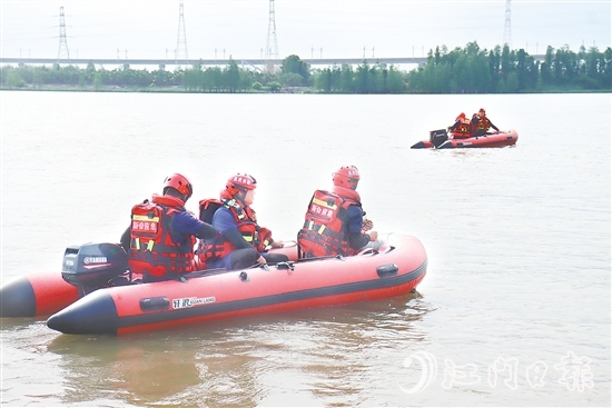 救援人員采用動力橡皮艇救援等方式迅速營救“落水者”。