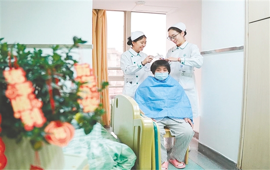 這是一雙靈巧的手。“視病人如親人”，江門市人民醫(yī)院全科醫(yī)學科護士化身理發(fā)師，手持剪刀與梳子，為留院過年患者修剪頭發(fā)。一雙巧手，一把剪刀，一把梳子，動作嫻熟而輕柔，不僅打理出利落的發(fā)型，也帶來了溫暖的年味。