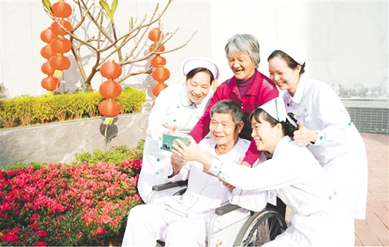 這是一雙溫暖相伴的手。“為您的開心而開心”，江門市人民醫(yī)院泌尿外科護理團隊與即將康復出院的患者及家屬定格美好瞬間。快門按下的瞬間，醫(yī)患笑容燦爛如新春暖陽，也留存了一段溫暖的珍貴記憶。（何潔蘭