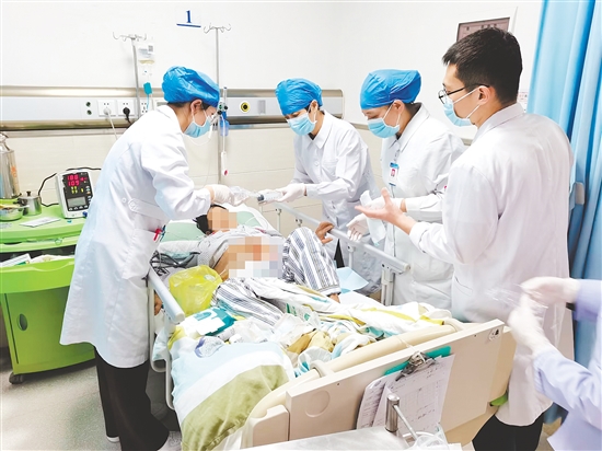 江門市中心醫(yī)院護(hù)理團(tuán)隊為患者進(jìn)行傷口負(fù)壓治療。