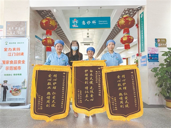 患者把三面錦旗贈(zèng)送給護(hù)士們，以表達(dá)感激之情。