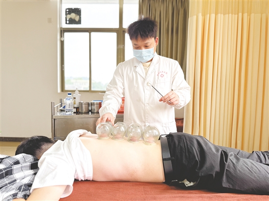 中醫(yī)館吸引著眾多患者慕名而來(lái)。