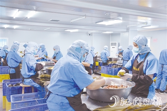 近期，在恩平龍盛粽鄉(xiāng)園內(nèi)，工人們加班加點趕訂單。