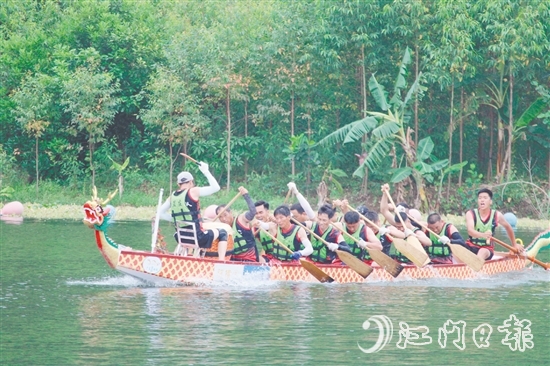 各村龍舟隊在比賽中鉚足勁沖線。