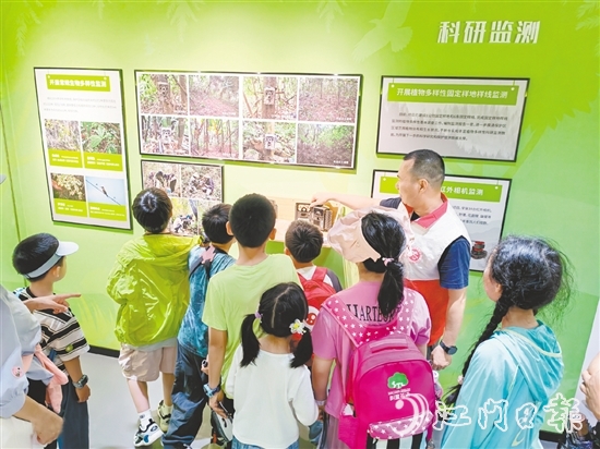 小朋友們?cè)诒Ｗo(hù)區(qū)學(xué)習(xí)有趣的知識(shí)。