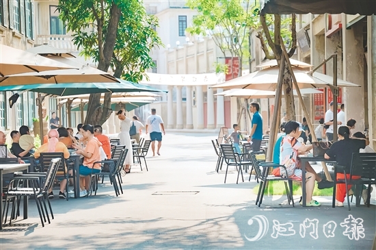 游客在赤坎華僑古鎮(zhèn)品嘗美食。