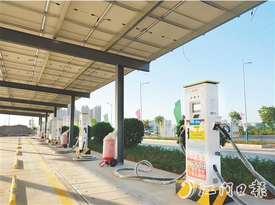 目前，開平市公有投資控股集團(tuán)有限公司已建成13座公共充電站、1座公交車專用充電站，共配備直流快充充電槍306支、交流充電樁8臺。