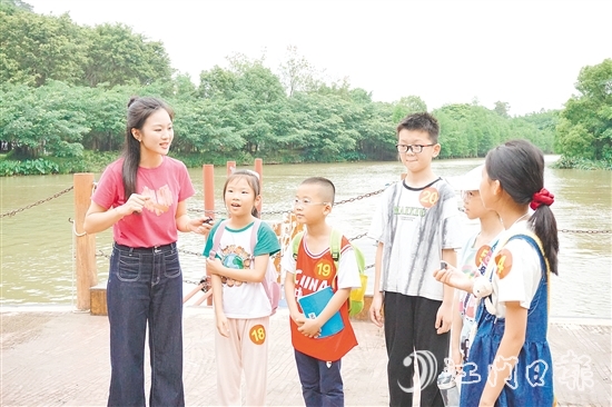 活動(dòng)通過(guò)聽(tīng)講解、看實(shí)景、做實(shí)踐等互動(dòng)方式，讓孩子們沉浸式學(xué)習(xí)課本知識(shí)。