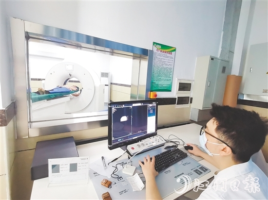 崖門鎮(zhèn)衛(wèi)生院使用新設備為患者檢查身體。