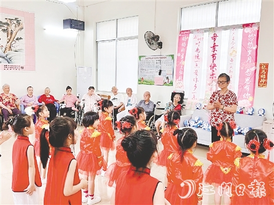 孩子為老人獻(xiàn)上精彩的表演。