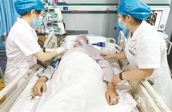 臺(tái)山市人民醫(yī)院呼吸與危重癥醫(yī)學(xué)科護(hù)理團(tuán)隊(duì)在生死競速中展現(xiàn)“呼吸衛(wèi)士”的使命擔(dān)當(dāng)。
