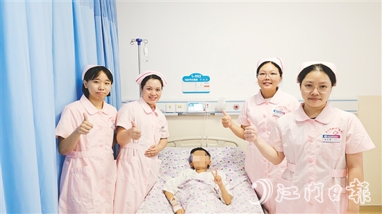 臺(tái)山市婦幼保健院綜合科護(hù)理團(tuán)隊(duì)為兒童患者加油打氣。