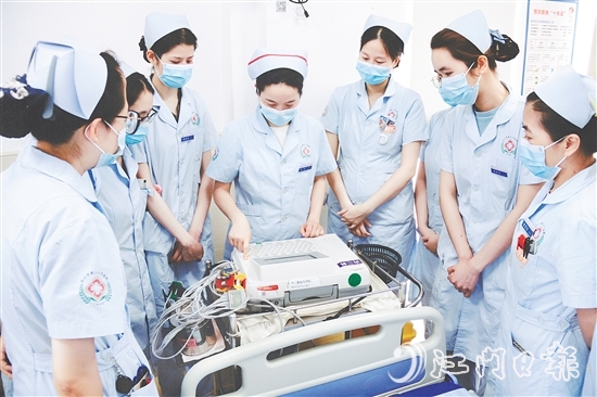 臺(tái)山市第二人民醫(yī)院內(nèi)二科護(hù)理團(tuán)隊(duì)不斷學(xué)習(xí)先進(jìn)的護(hù)理技術(shù)。