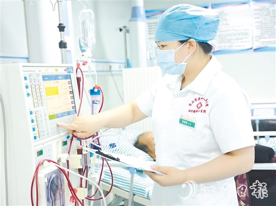 臺(tái)山市汶村鎮(zhèn)中心衛(wèi)生院血液透析中心護(hù)士伍淑萍十二年如一日堅(jiān)守基層崗位。