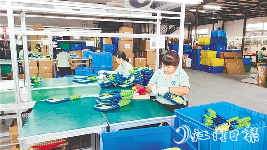 在昌輝玩具的車間，工人們忙碌有序地趕制訂單產(chǎn)品。