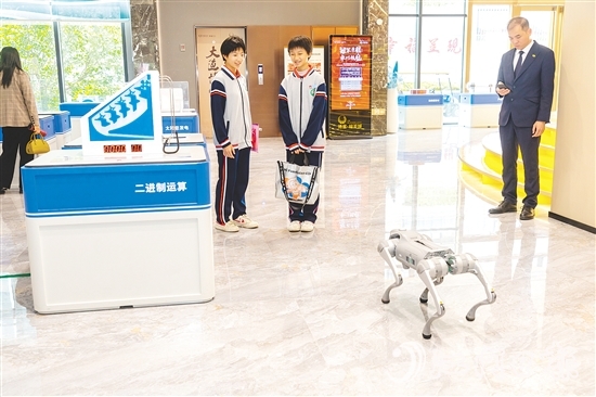 展覽涵蓋人工智能、芯片技術(shù)、生命科學(xué)等領(lǐng)域，展出40余件科技展品。