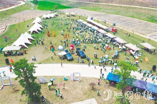 鶴山市源林生態(tài)樂園正式開園，是鶴山精心挖掘優(yōu)質(zhì)水資源稟賦，加快探索全域水經(jīng)濟(jì)新業(yè)態(tài)發(fā)展的生動(dòng)體現(xiàn)。