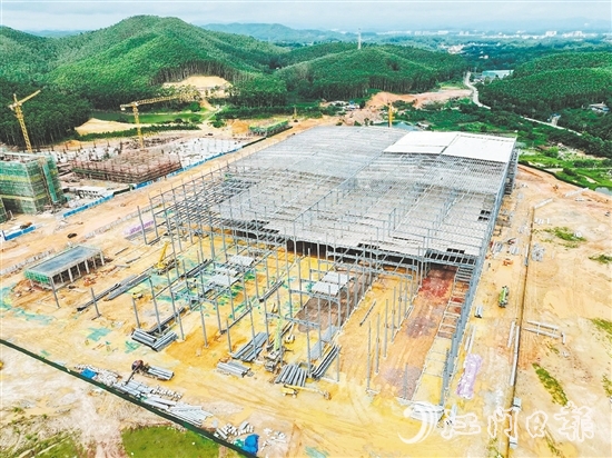 鶴山各大工業(yè)園區(qū)重點項目建設(shè)現(xiàn)場一片火熱。圖為志格（鶴山）智能家電產(chǎn)業(yè)園項目。