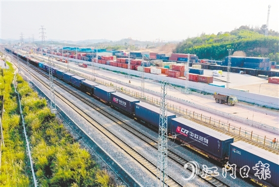 鶴山加快構(gòu)建“水陸空鐵”立體交通網(wǎng)絡(luò)，暢通進(jìn)出口物流大通道，助力構(gòu)建更具國際競爭力的現(xiàn)代化產(chǎn)業(yè)體系。