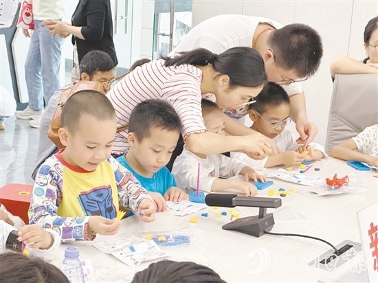 孩子們?cè)谶M(jìn)行風(fēng)力風(fēng)向標(biāo)科學(xué)實(shí)驗(yàn)。