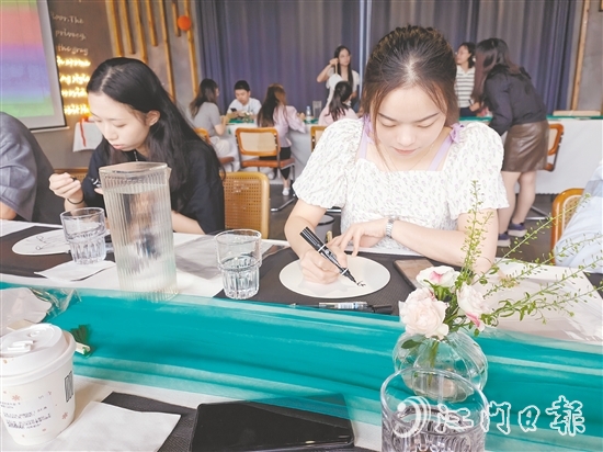 農(nóng)業(yè)銀行江門分行組織青年員工制作漆扇。