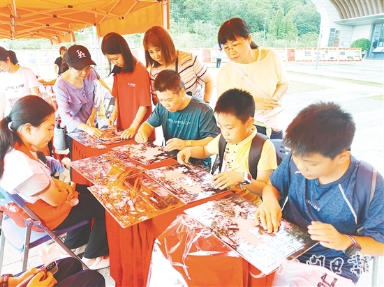 親子家庭參與文物拼圖大挑戰(zhàn)。