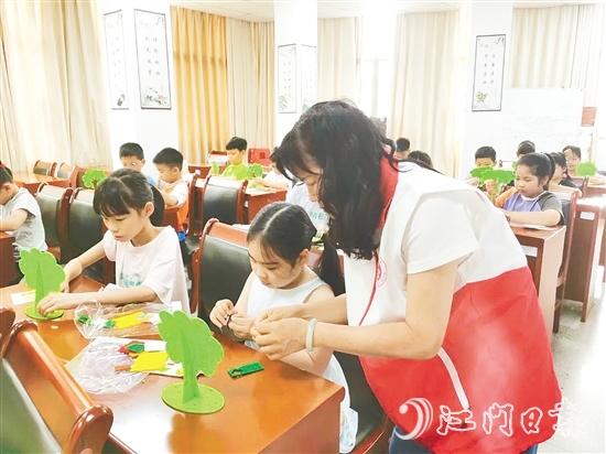 孩子們?cè)谥驹刚叩氖痉逗椭笇?dǎo)下，精心制作“家庭樹”。