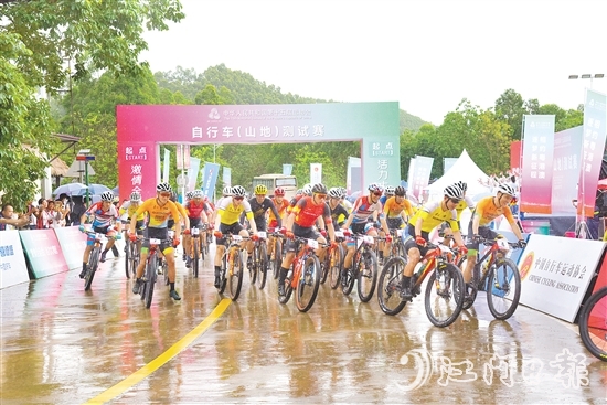 第十五屆全國運(yùn)動會自行車（山地）測試賽鳴槍開賽，選手們展開激烈比拼。