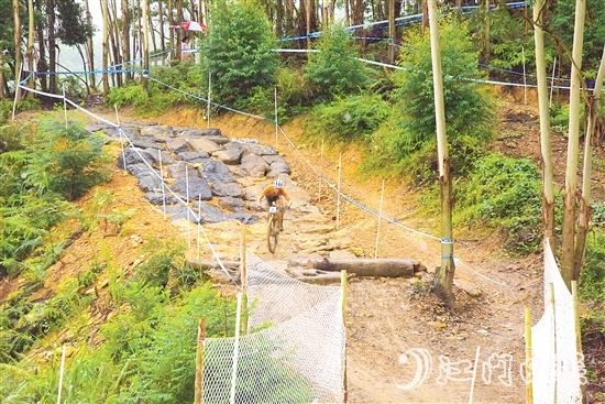 選手在山林間高速騎行，展現(xiàn)高超技術(shù)。