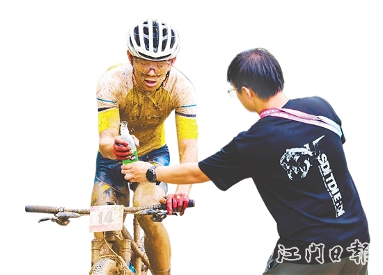 參賽選手在比賽中途補(bǔ)充水分。