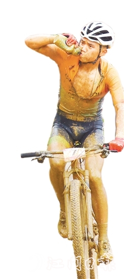 測試賽中，高難度賽道讓選手成了“小泥人”。