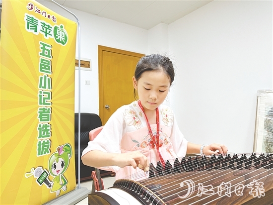 學(xué)生自信地展現(xiàn)才藝。