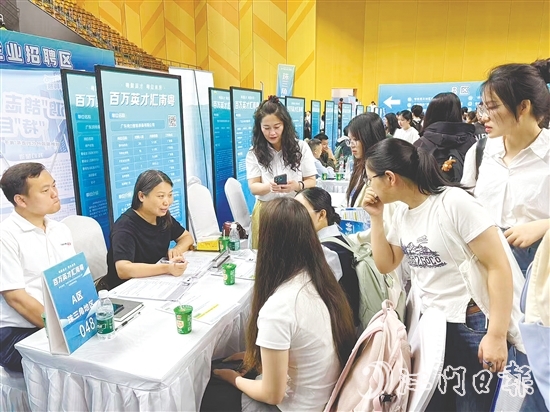 恩平市人社局組織企業(yè)進(jìn)高校招聘人才。