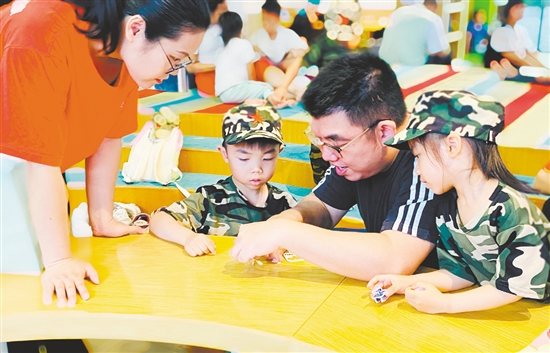 活動中，親子共同拼接軍事武器小拼圖。